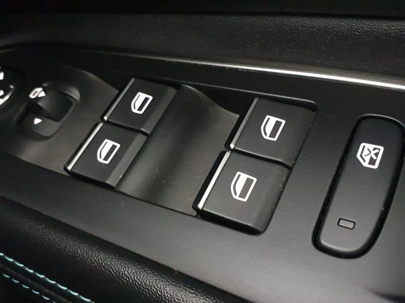 More views of Peugeot 5008