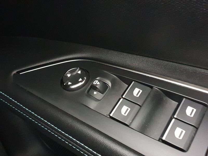 More views of Peugeot 5008