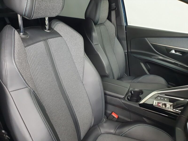 More views of Peugeot 5008