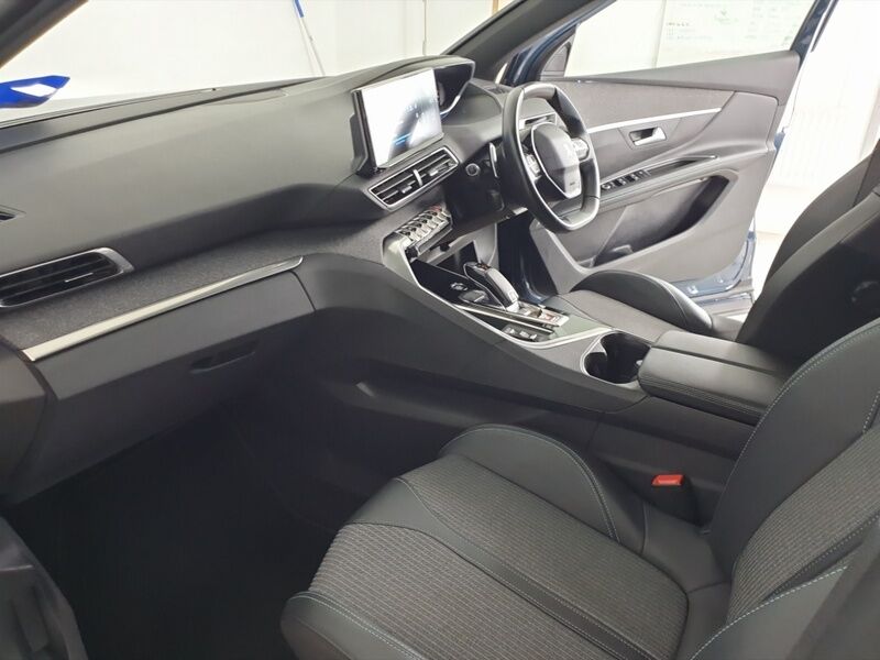 More views of Peugeot 5008