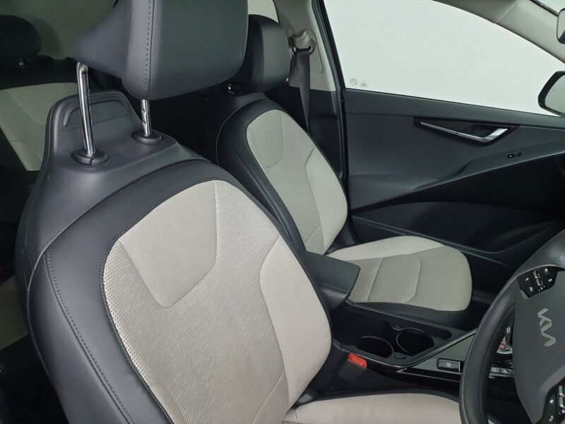 More views of Kia Niro
