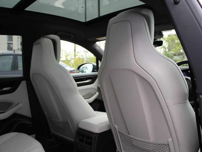 More views of Porsche Macan