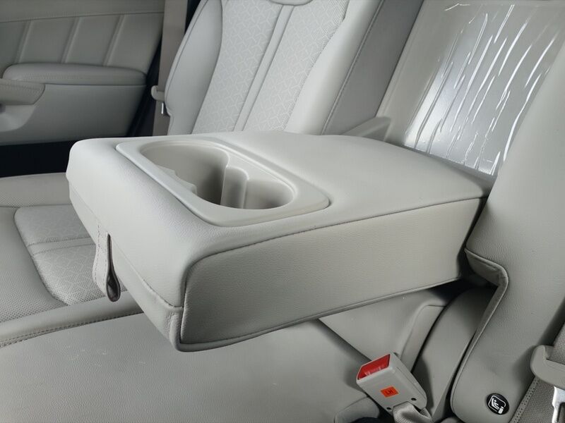 More views of Kia Sorento