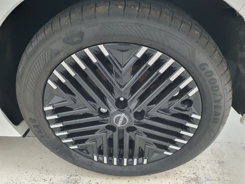 More views of Nissan Leaf
