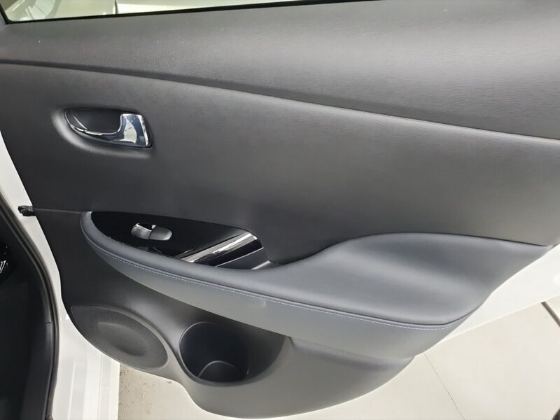 More views of Nissan Leaf