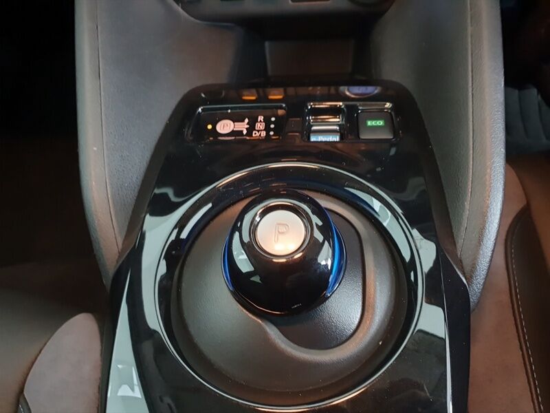 More views of Nissan Leaf