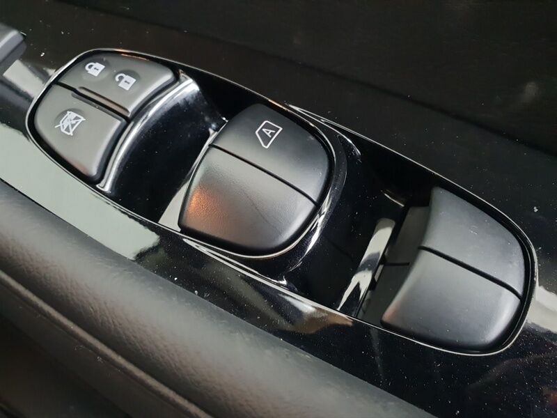 More views of Nissan Leaf