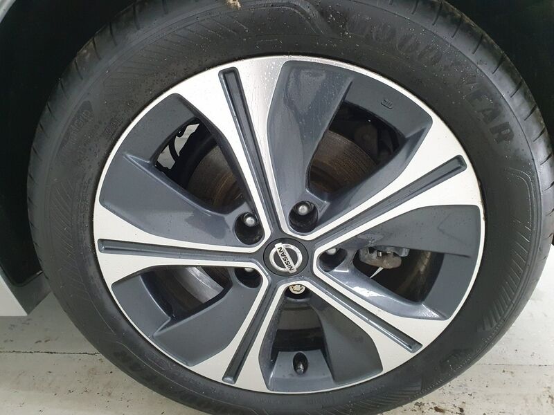 More views of Nissan Leaf