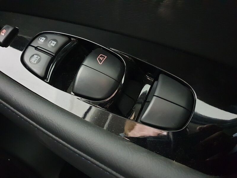 More views of Nissan Leaf
