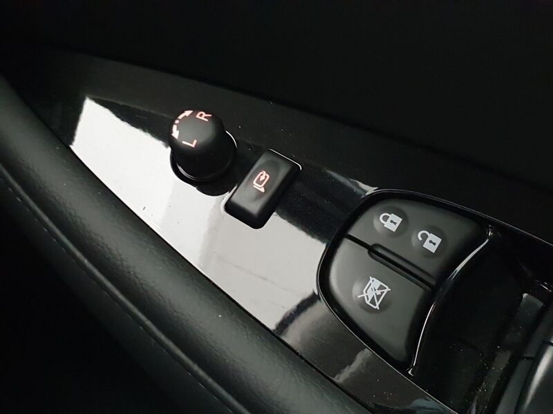 More views of Nissan Leaf