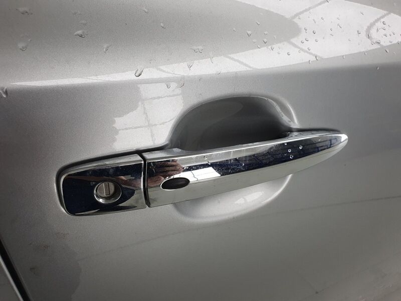 More views of Nissan Leaf
