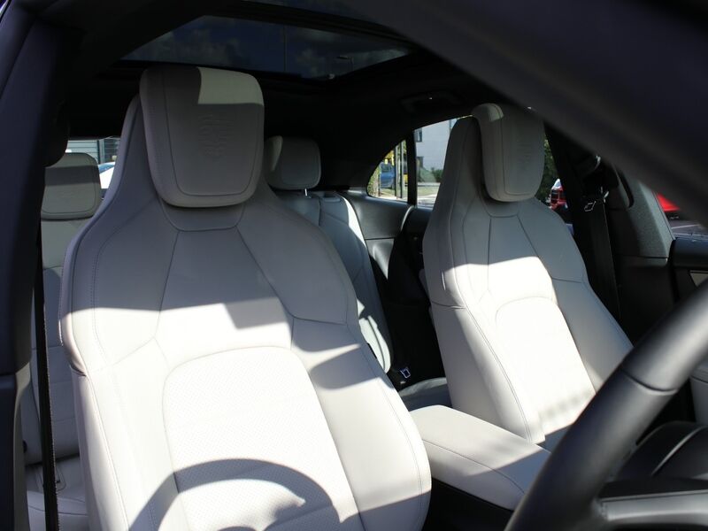 More views of Porsche Macan