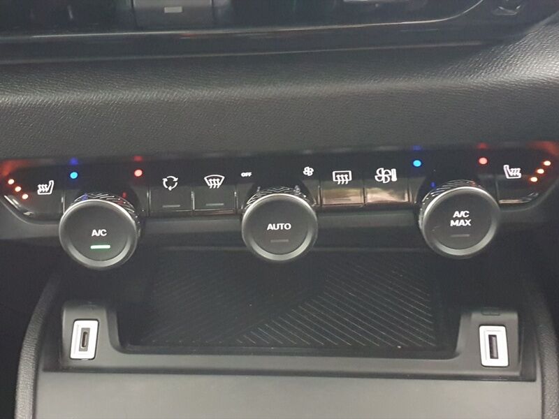 More views of Citroen E-C4 X 