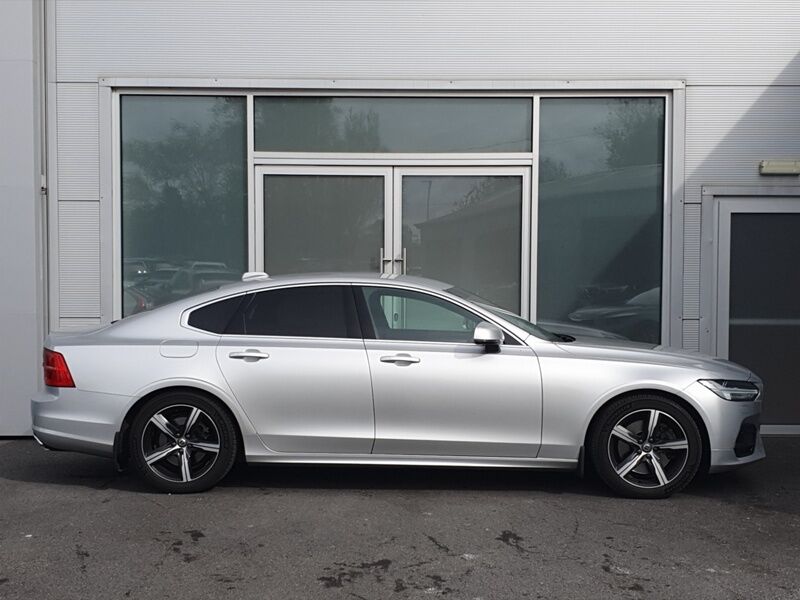 More views of Volvo S90