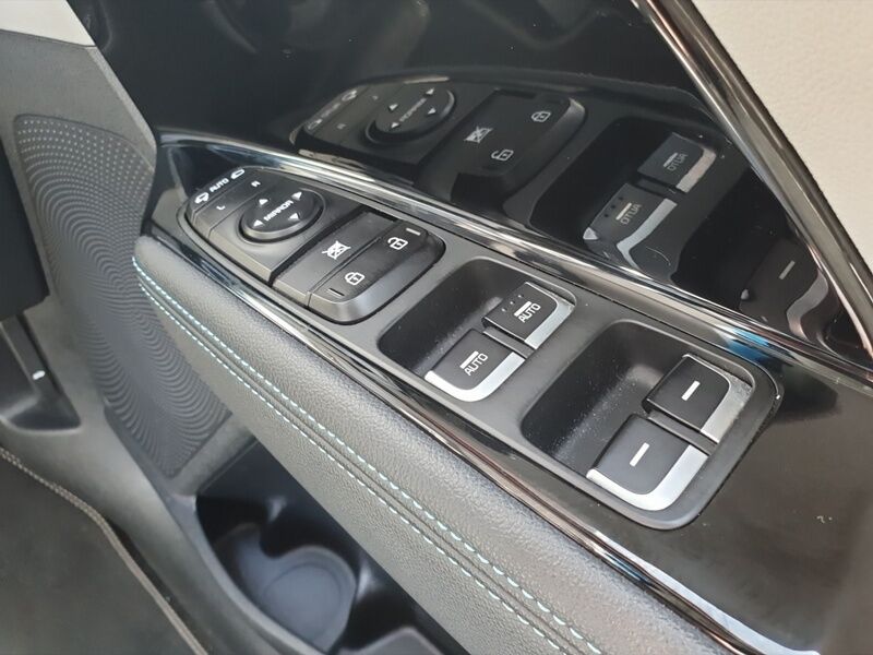 More views of Kia Niro