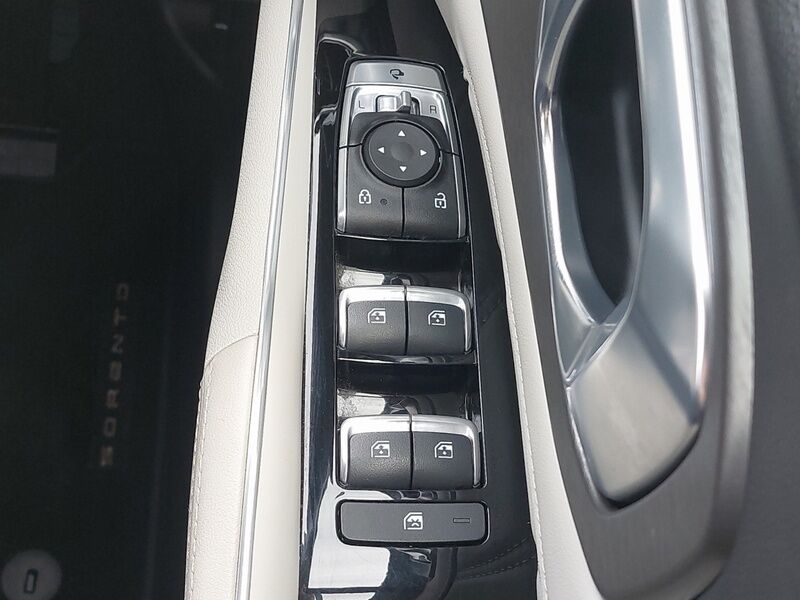 More views of Kia Sorento