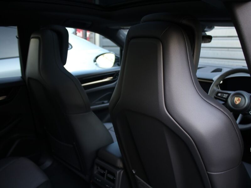 More views of Porsche Macan