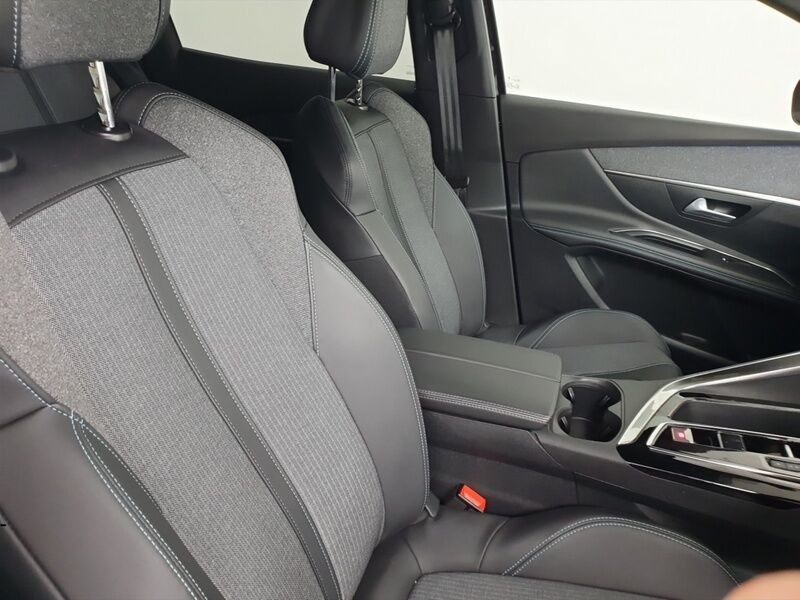 More views of Peugeot 3008