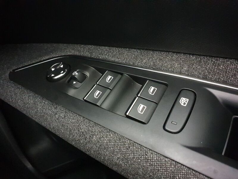 More views of Peugeot 3008