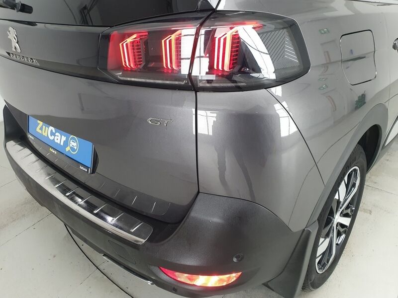 More views of Peugeot 5008