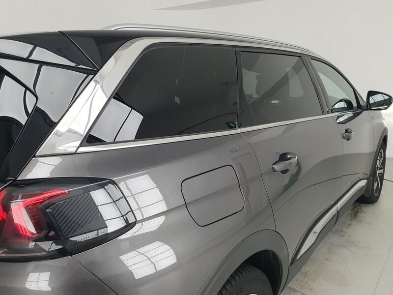 More views of Peugeot 5008