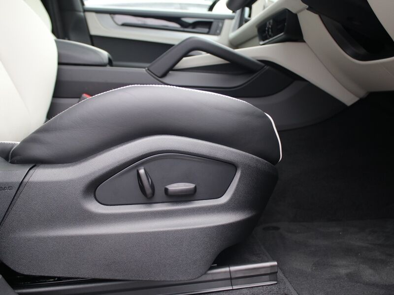 More views of Porsche Cayenne