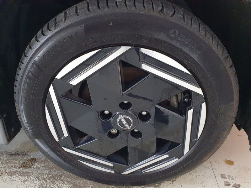 More views of Nissan Leaf