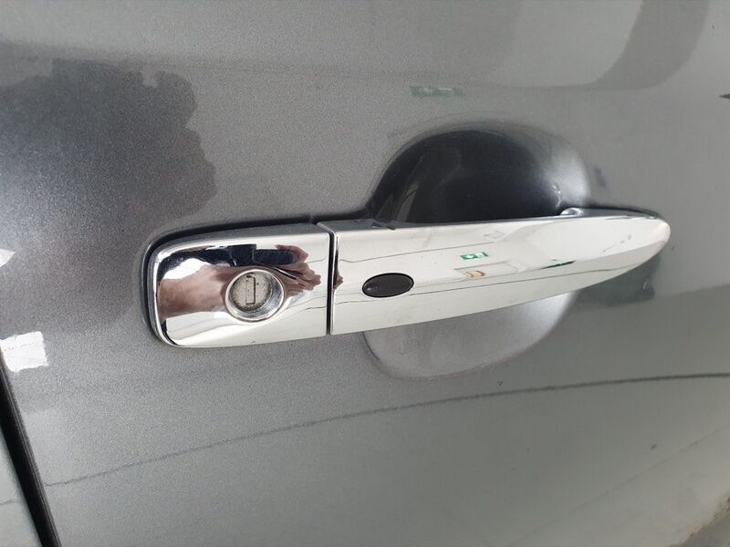 More views of Nissan Leaf