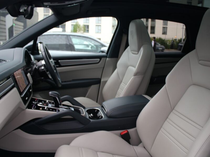More views of Porsche Cayenne