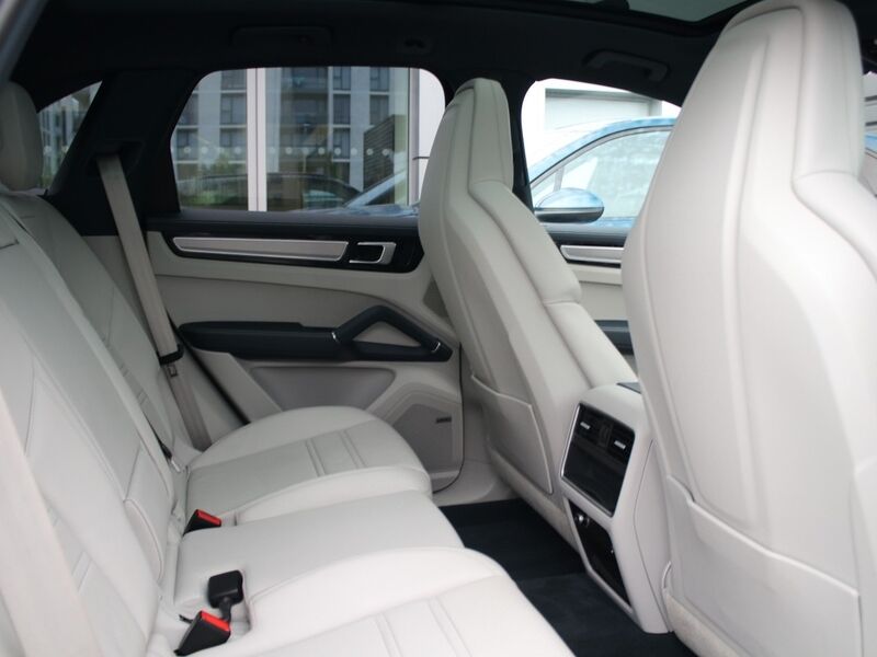 More views of Porsche Cayenne