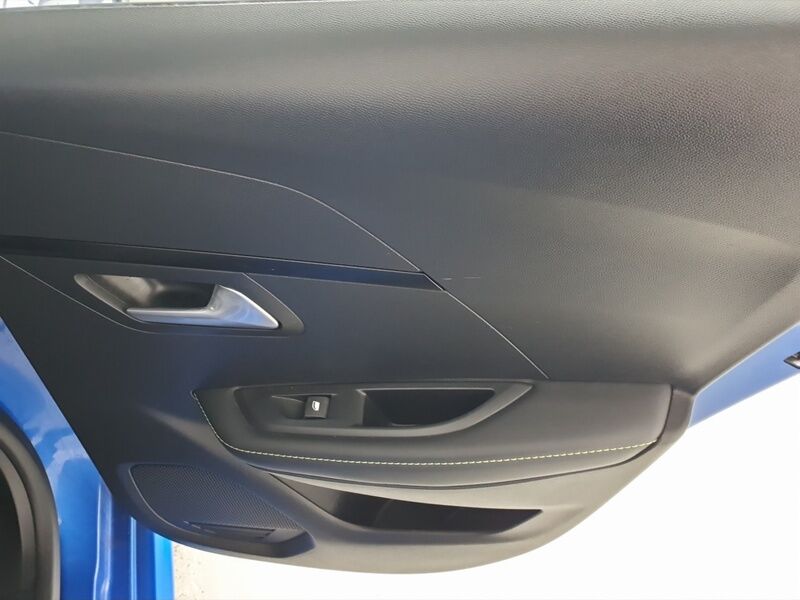 More views of Peugeot 208