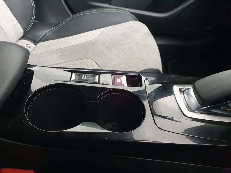 More views of Peugeot 208