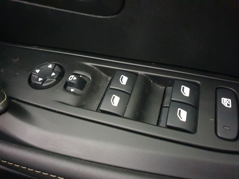 More views of Peugeot 208