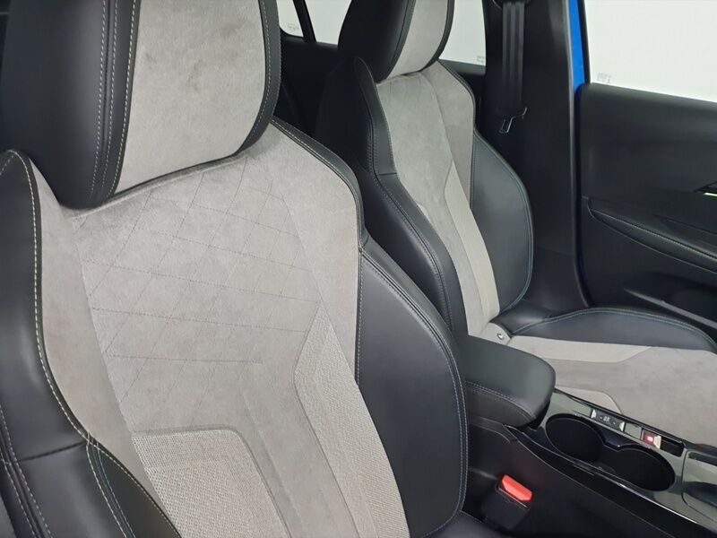 More views of Peugeot 208