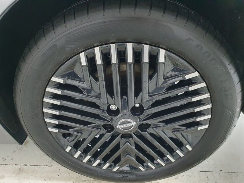 More views of Nissan Leaf