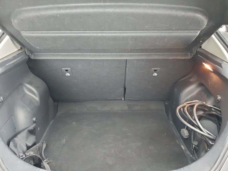 More views of Nissan Leaf