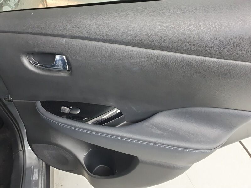 More views of Nissan Leaf