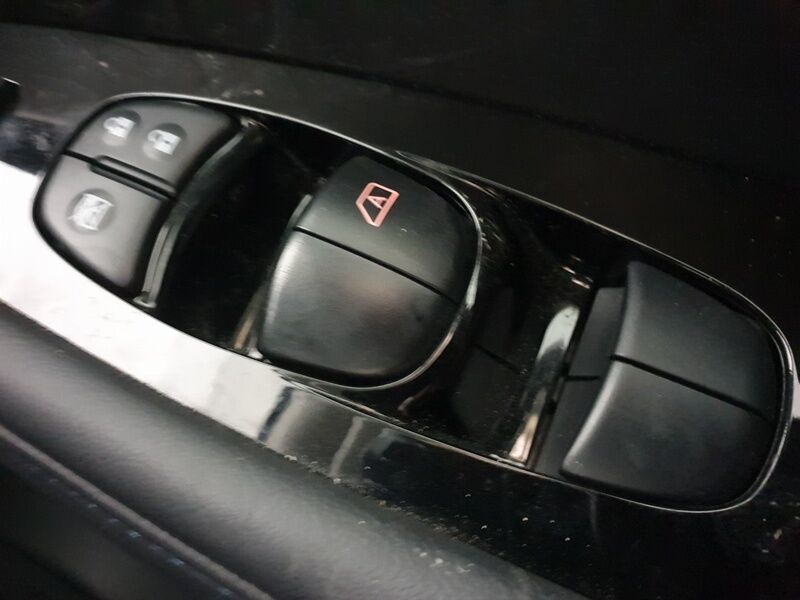 More views of Nissan Leaf