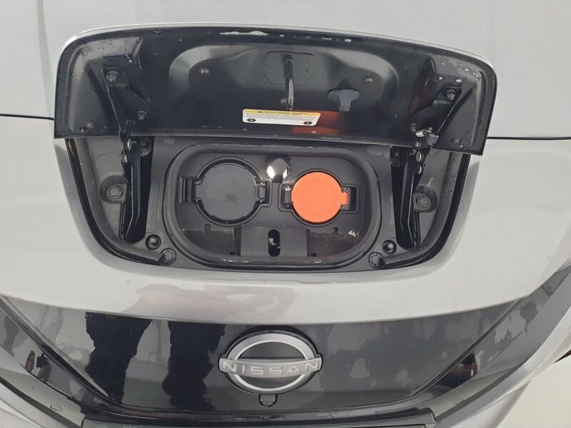 More views of Nissan Leaf