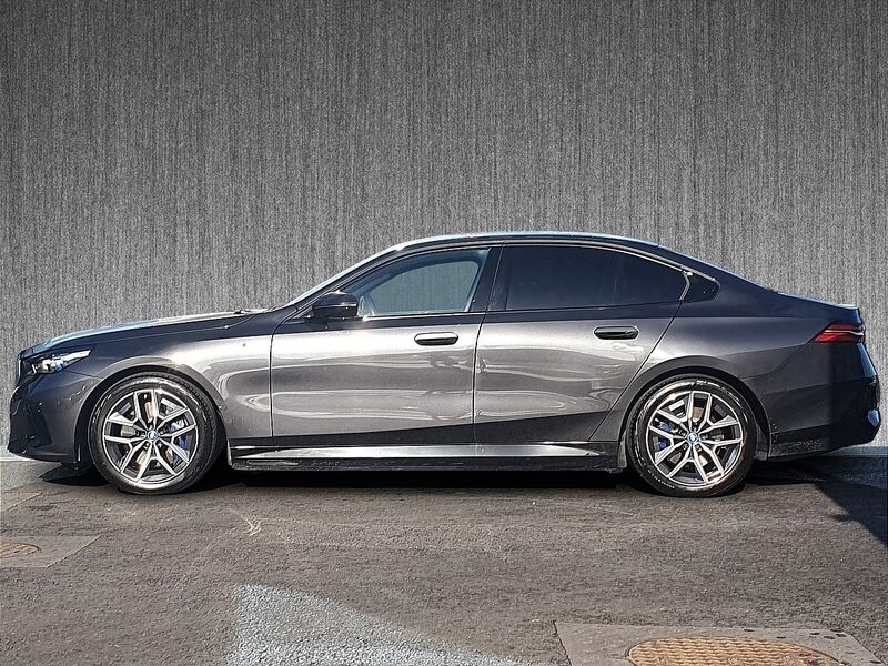 More views of BMW i5