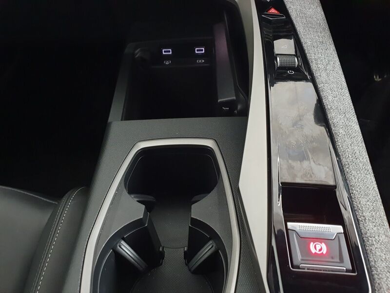 More views of Peugeot 3008