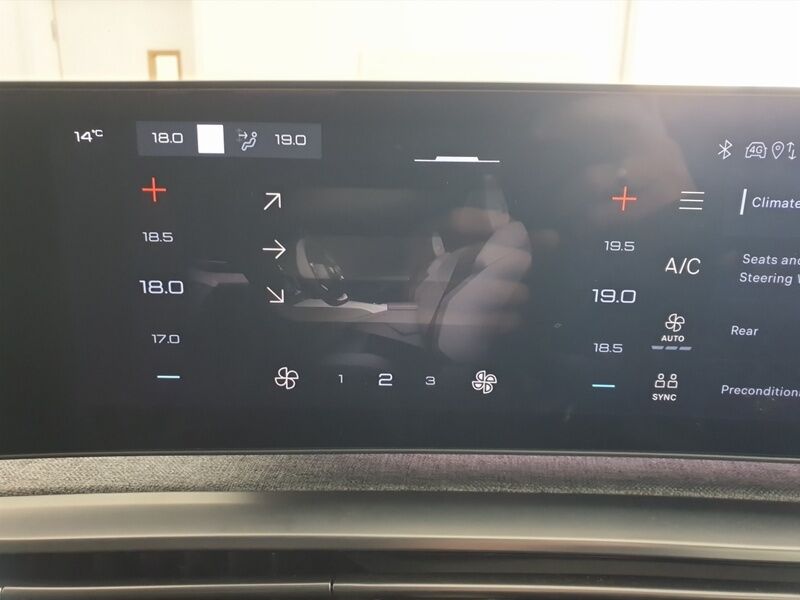 More views of Peugeot 5008