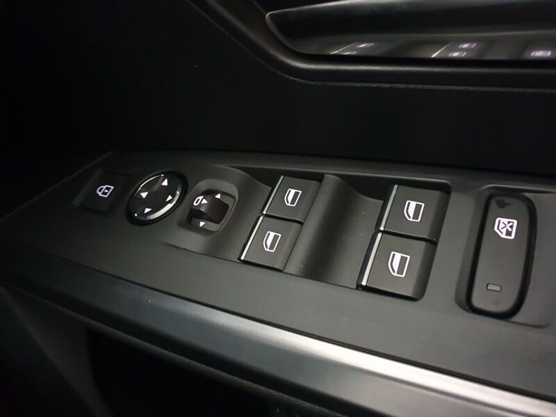 More views of Peugeot 5008