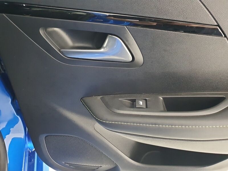 More views of Peugeot 208