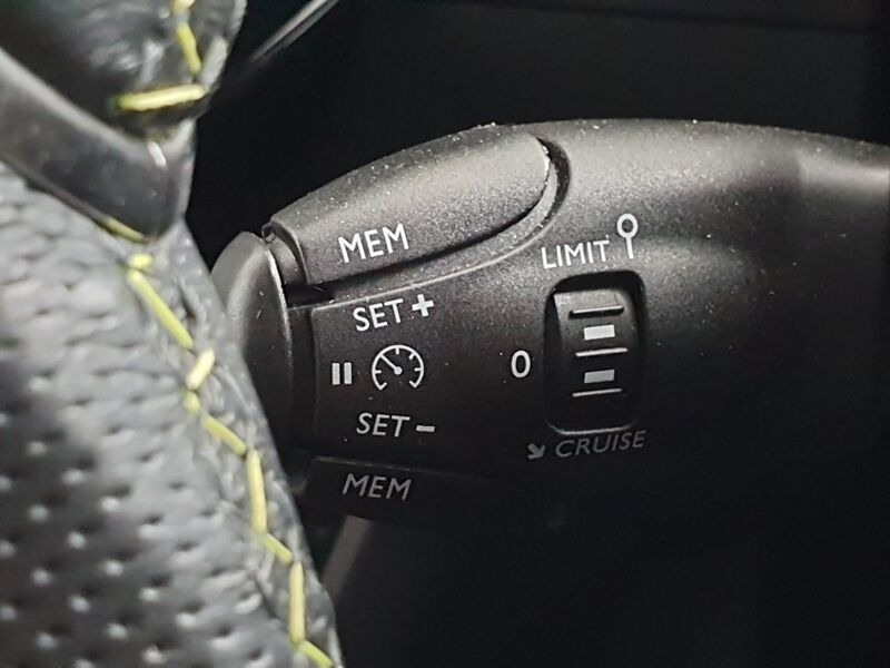 More views of Peugeot 208