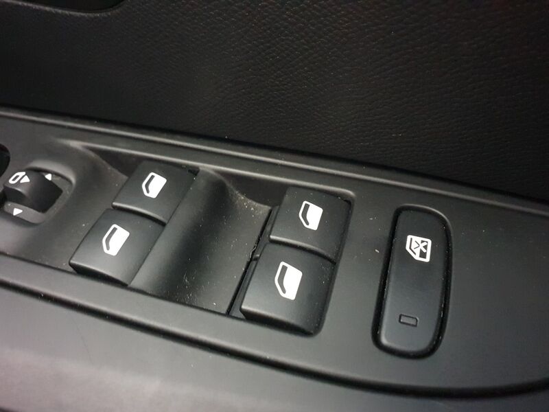 More views of Peugeot 208