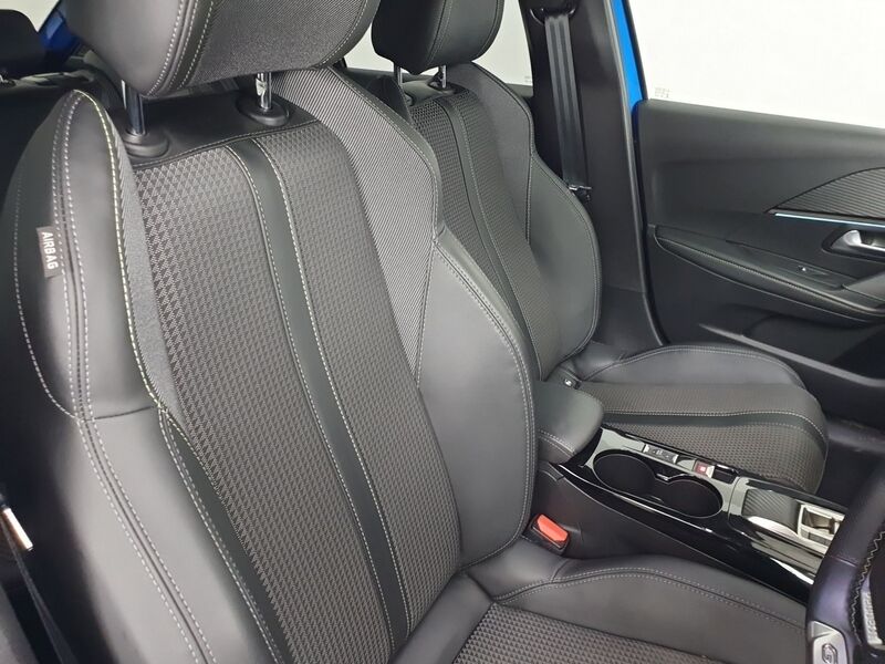 More views of Peugeot 208