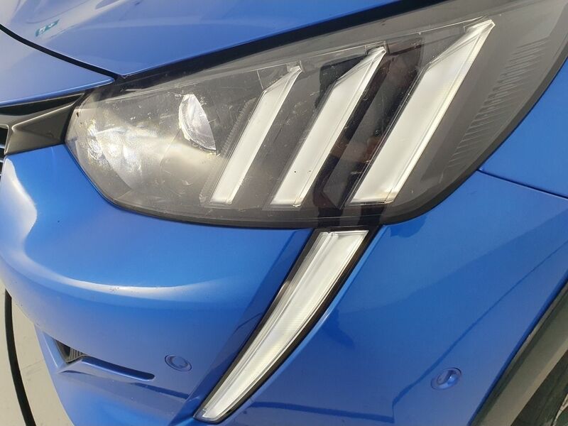 More views of Peugeot 208