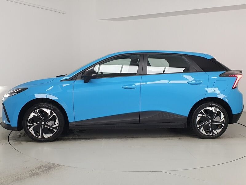 More views of MG MG4