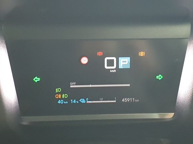 More views of Citroen E-C4 X 